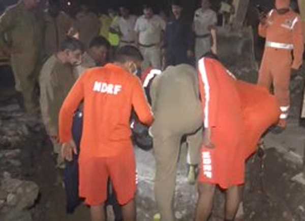 रोहिणी में सीवर लाइन में फंसे चार लोग, रेस्क्यू टीम ने बरामद किया 1 शव